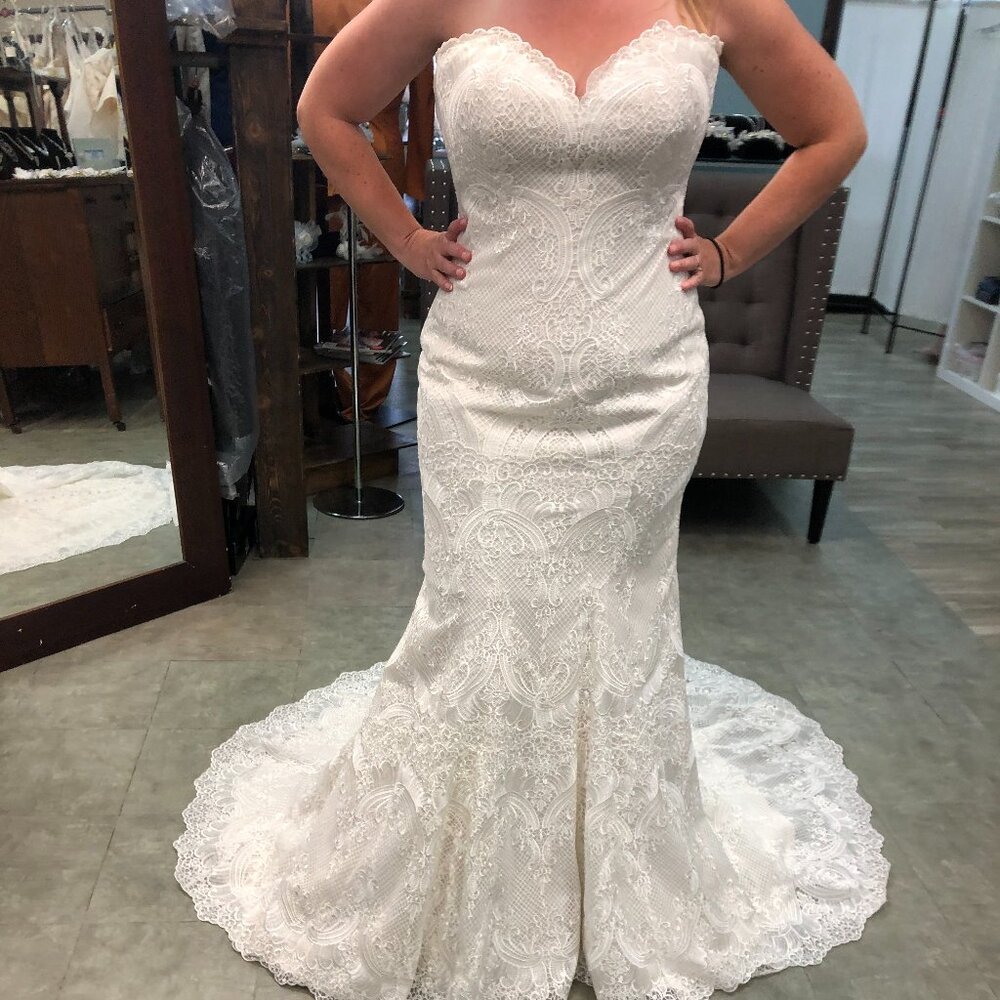 Mermaid Lace IVORY Wedding Dress, Plunging Vneck, Fitted Bum Sexy Fit & Flare